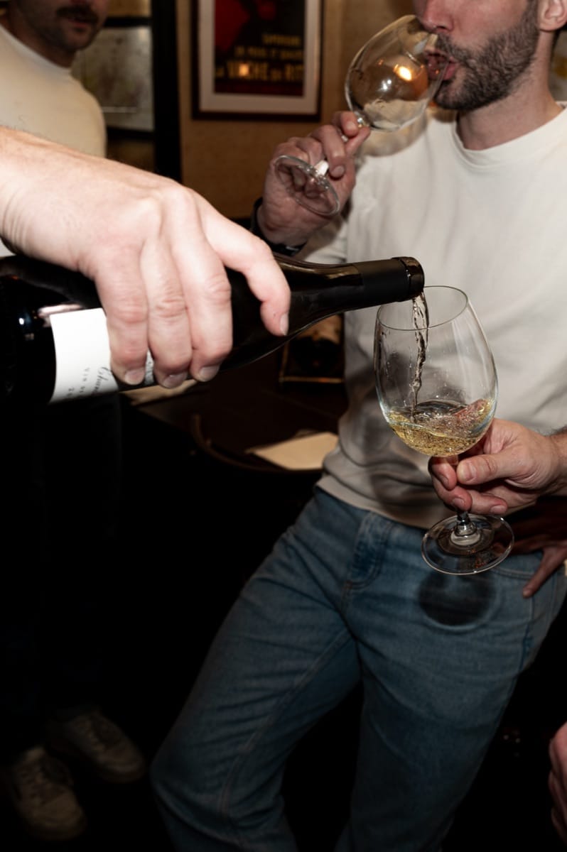 Service d'un verre de vin blanc